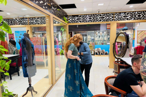 Delhi: Guided Shopping Tour Experience with Female Expert Exclusive Full-Day Shopping Tour with Female Expert Guide