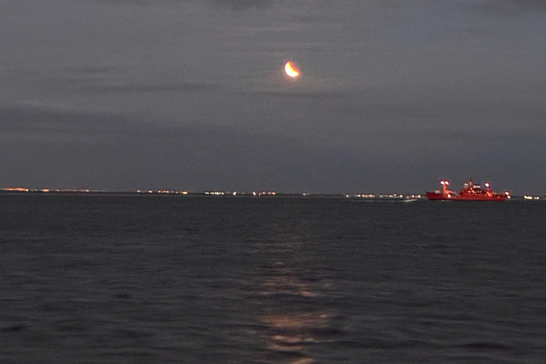 Lisbon: Solar Eclipse & Sunset Sailing Experience with Wine