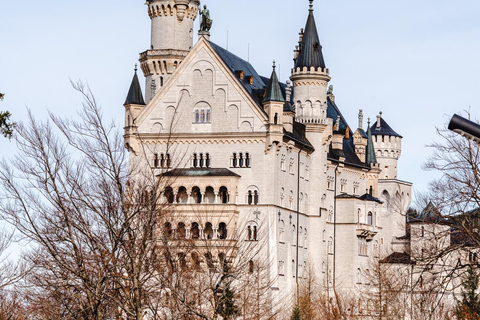 Füssen: Ticket de entrada sin colas al Castillo de Neuschwanstein con audioCastillo de Neuschwanstein: Recogida del ticket de entrada sin colas 09:30