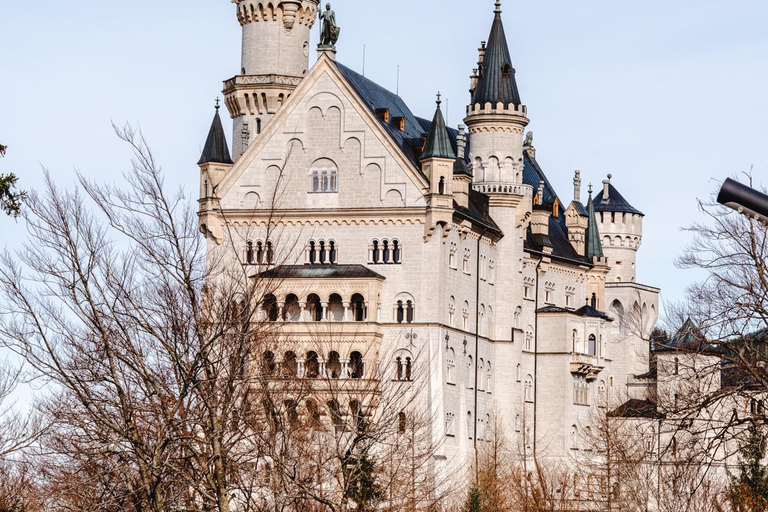 Füssen: Ticket de entrada sin colas al Castillo de Neuschwanstein con audioCastillo de Neuschwanstein: Recogida del ticket de entrada sin colas 09:30