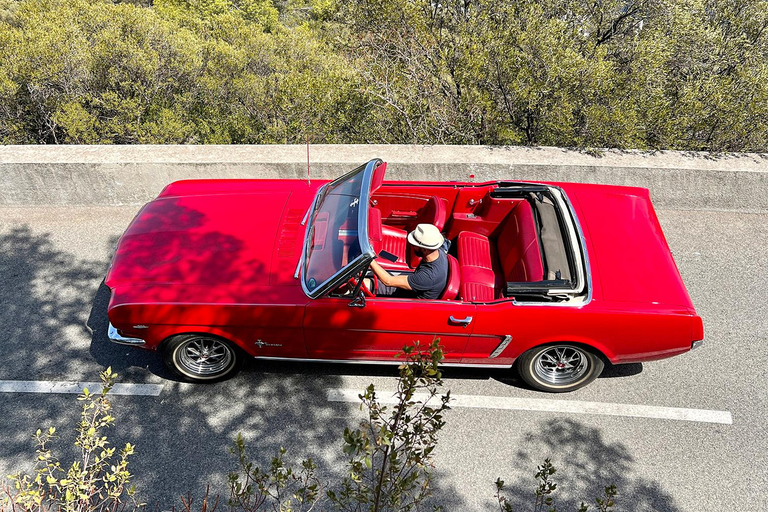 Passeio turístico na Riviera Francesa em um Ford Mustang conversível