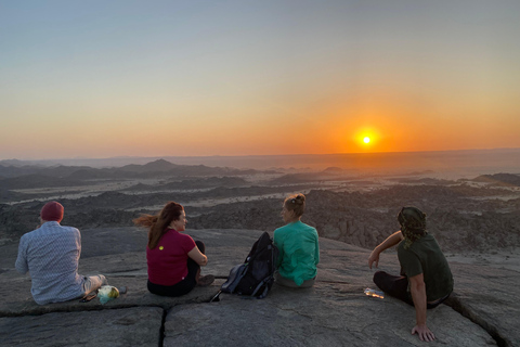 Jeddah: wandeltocht met gids door de Maanberg met snacksJeddah: wandeltocht met gids door de Moon Mountains, inclusief snacks