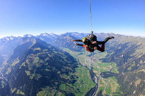 Interlaken: Fallskärmshoppning med flygplan över de schweiziska Alperna