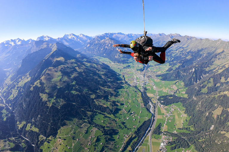 Interlaken: Fallskärmshoppning med flygplan över de schweiziska Alperna