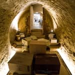 Degustazione di vini con cibo in una cantina in pietra a Montepulciano