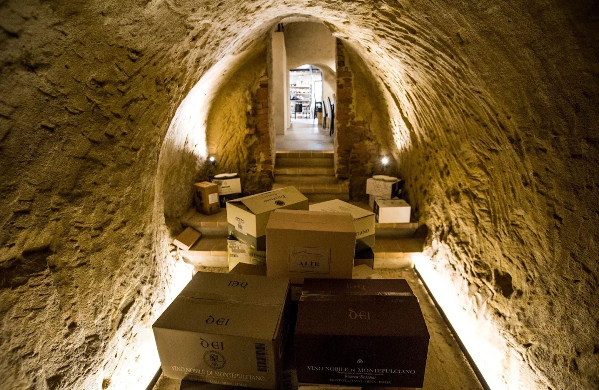 Weinprobe mit Essen in einem Steinkeller in Montepulciano