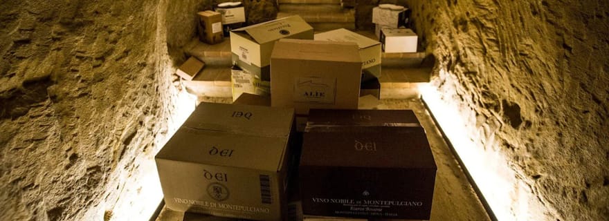 Dégustation de vin et mets dans une cave en pierre à Montepulciano