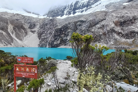 Huaraz: Laguna 69 Guided Hike in Huascarán National Park