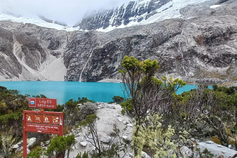Huaraz: Laguna 69 Guided Hike in Huascarán National Park
