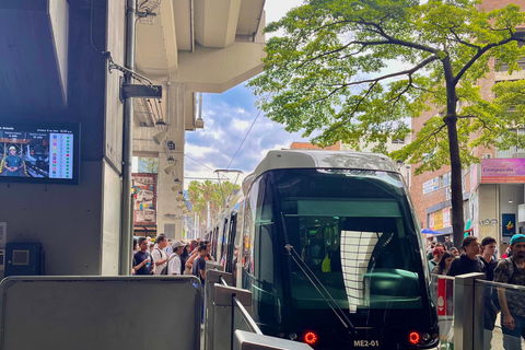 Medellín : visite historique de la ville avec le métro, le câble et le tramwayVisite en anglais