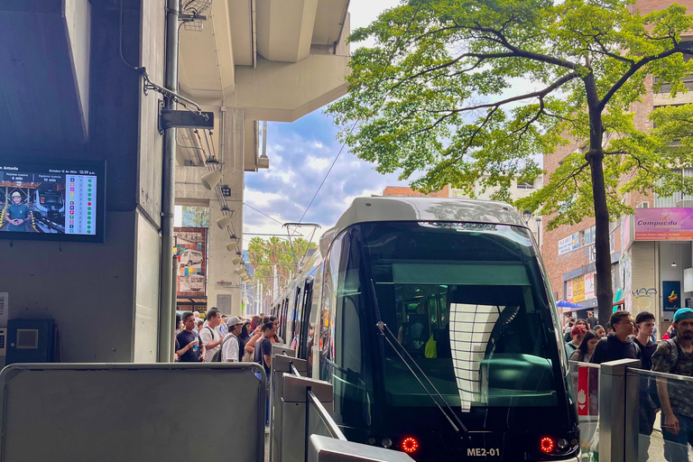 Medellín: Historische Stadtrundfahrt mit Metro und StraßenbahnTour auf Spanisch