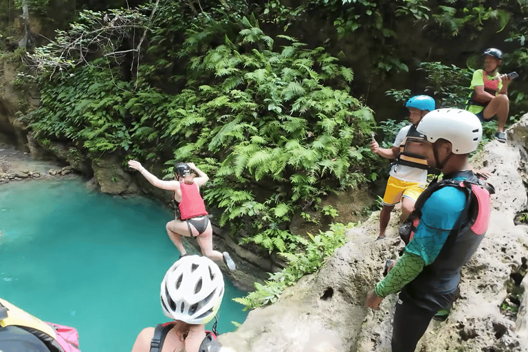 Cebu: Tour di gruppo di Oslob Whaleshark e Canyoneering con pranzo