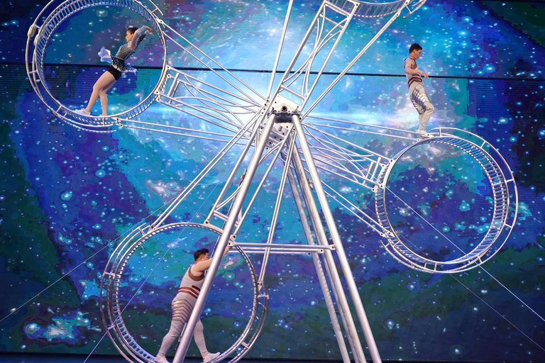 جولة تجمع بين الألعاب البهلوانية وعروض الأوبرا في بكين