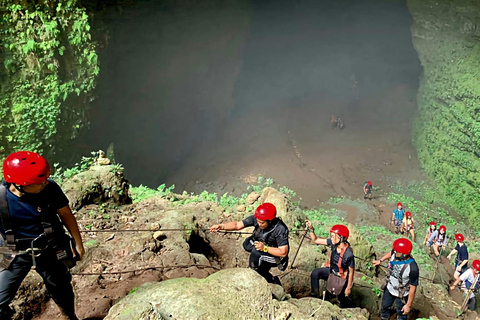 Yogyakarta : Jomblang Cave and Pindul Cave Adventure TourYogayakarta : Jomblang Grot en Pindul Grot Avontuurlijke Tour