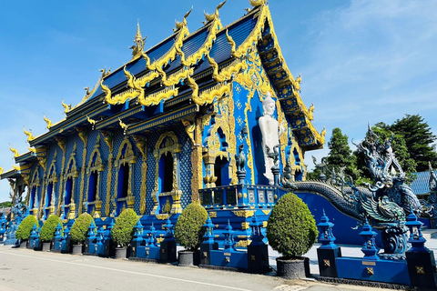 Excursión a los templos rojo, azul y blanco y a las aguas termales desde Chaing MaiTemplos rojos, azules y blancos y viaje a aguas termales desde Chaing Mai