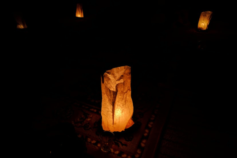 Wadi Rum: Almoço ou Jantar ao Estilo Beduíno com Serviço de BuscaAlmoço beduíno local com chá, café, bebidas geladas e serviço de busca