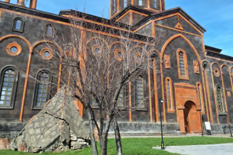 Yerevan: Gyumri & Harichavank Monastery Private Day Trip