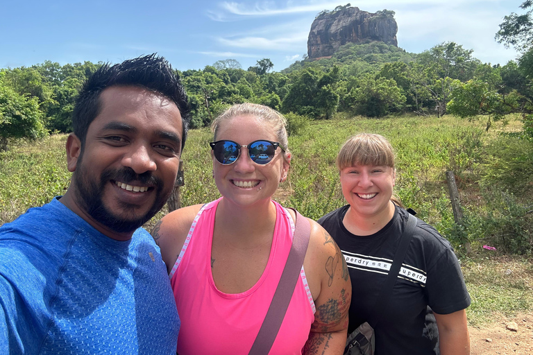 Da Kandy: Safari in tuk tuk a Sigiriya e alla roccia di Pidurangala