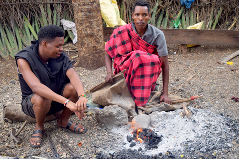 Au départ d'Arusha : circuit du lac Eyasi, des villages Datoga et HadzabeAu départ d'Arusha : visite du lac Eyasi, des villages Datoga et Hadzabe