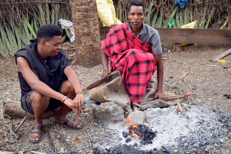 Au départ d'Arusha : circuit du lac Eyasi, des villages Datoga et HadzabeAu départ d'Arusha : visite du lac Eyasi, des villages Datoga et Hadzabe