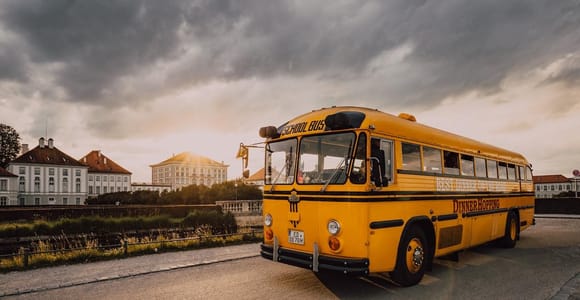 Munich: DinnerHopping Tour, 3-course menu in a US school bus through the city