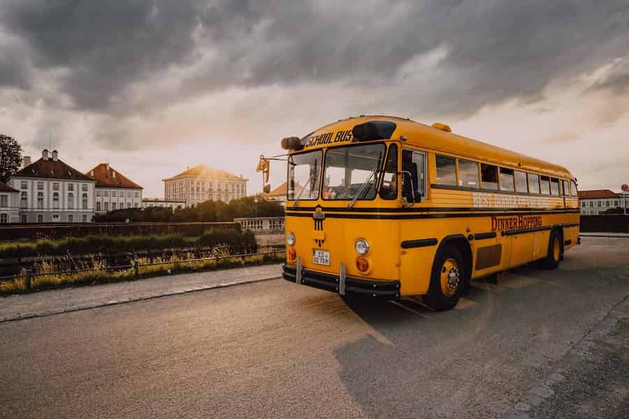 München: DinnerHopping Tour, 3-Gang-Menü im US School Bus durch die Stadt. Foto: GetYourGuide München: DinnerHopping Tour, 3-Gang-Menü im US School Bus durch die Stadt. Foto: GetYourGuide