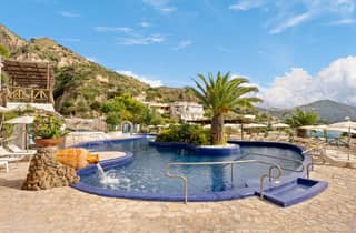 Von Sorrent: Ischia Relax Thermalpark + Borgo Sant'Angelo + Transfers