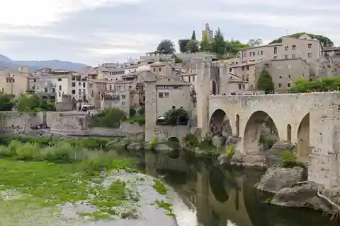 Barcelona: Tour Besalú and paella in Tossa de Mar
