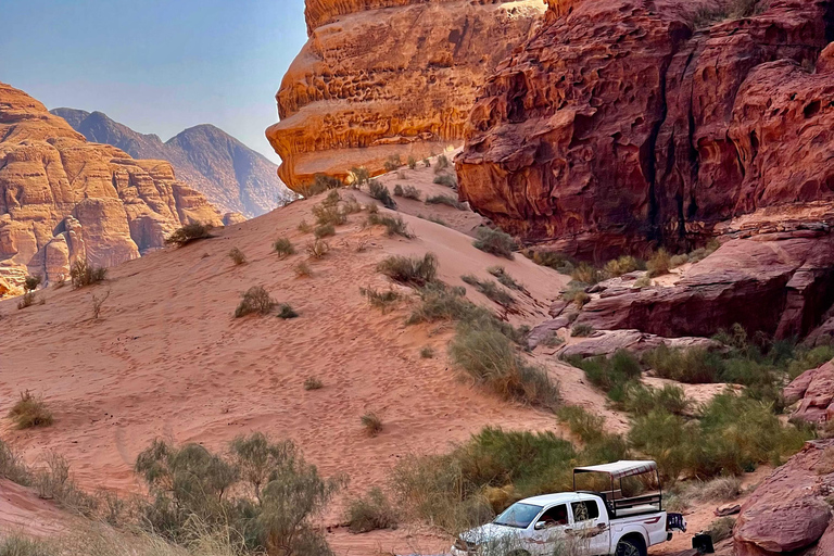 WADI RUM:FULL-DAY DESERT TOUR WITH LOCAL GUIDE, SUNSET & TEA