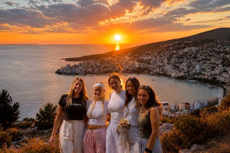 Von Ksamil & Saranda: Blaues Auge & Burg Lekursi SONNENUNTERGANG. Foto: GetYourGuide Von Ksamil & Saranda: Blaues Auge & Burg Lekursi SONNENUNTERGANG. Foto: GetYourGuide