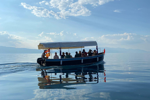 奥赫里德湖：骨湾游船之旅，圣纳乌姆修道院，含烧烤午餐奥赫里德湖游船之旅