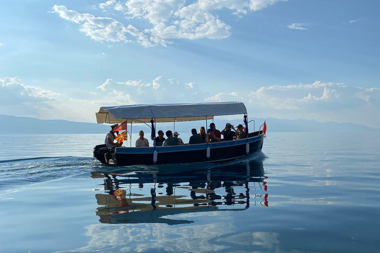 奥赫里德湖：骨湾游船之旅，圣纳乌姆修道院，含烧烤午餐奥赫里德湖游船之旅