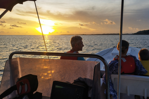 Boca Chica: Sunset boat tour and seaside dinner Shared sunset boat tour and dinner