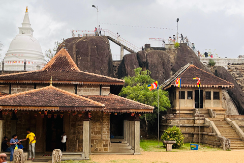 From Kandy: Anuradhapura Day Trip with Lunch