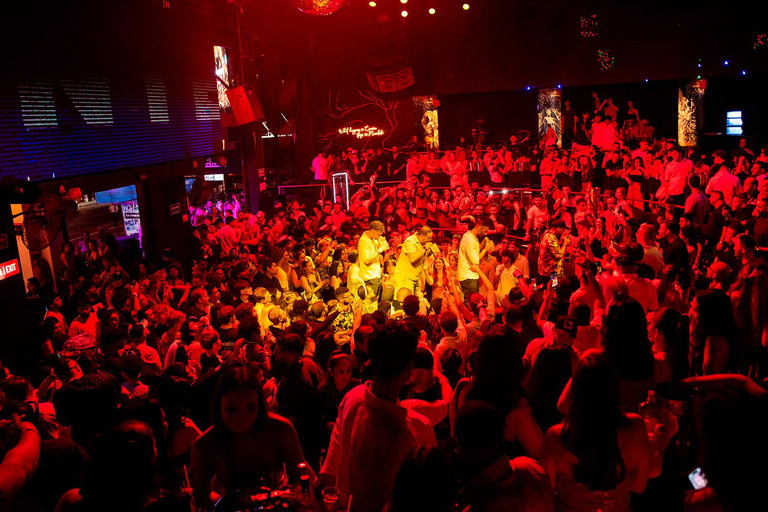 Cancun Madness Open Bar Crawl Bar crawl Madness in Cancún open bar