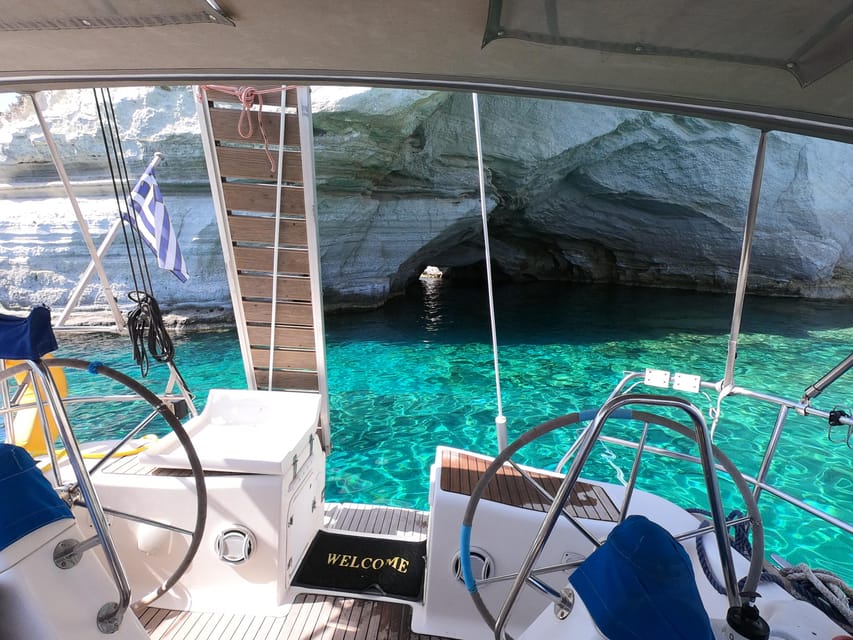 Private Bootstour an deinen Top 4 Stränden auf Milos | GetYourGuide