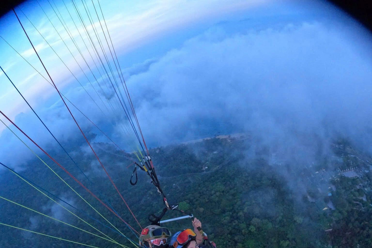 Tour panoramico della città di Da Nang con avventura in parapendioTour privato in moto