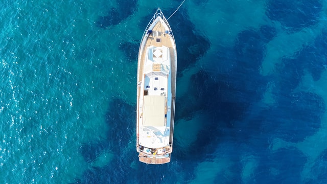 Yacht tour with aperitif and a visit to Aci Trezza and Aci Castello