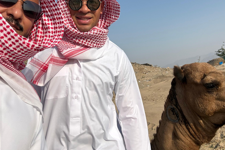 From Jeddah: Desert Tour with Camel Farm Visit & Sunset Tea