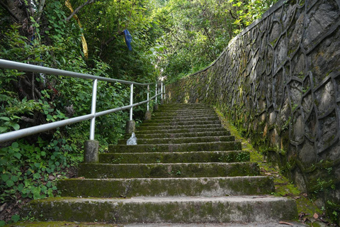 Katmandu: Wycieczka do klasztoru Pharping (jaskinia Asura i Yangleshö)