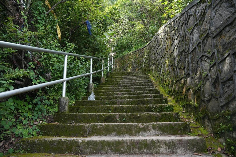 Katmandu: Wycieczka do klasztoru Pharping (jaskinia Asura i Yangleshö)