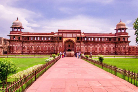 En soirée, visite de la ville d'Agra avec le fort d'Agra et le jardin Mehtab.Visite nocturne tout compris de la ville d'Agra