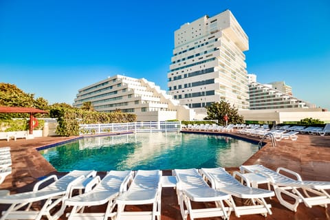 Private Shuttle CUN Airport to Park Royal Beach Cancún