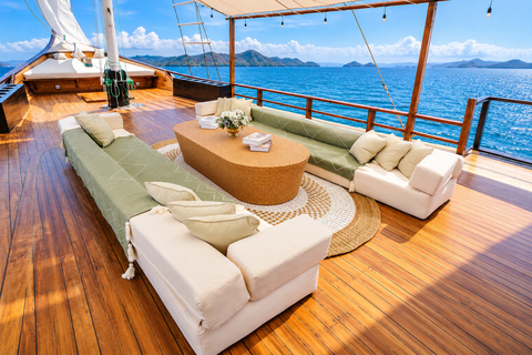Labuan Bajo: 3-Day Komodo Sailing Luxury Boat with All Fees Deluxe Boat - Private Standar Room (2pax/room)
