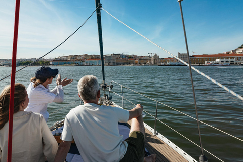 Lissabon: Stadssilhuett Segelbåtskryssning med drink och snacksDay Cruise på engelska