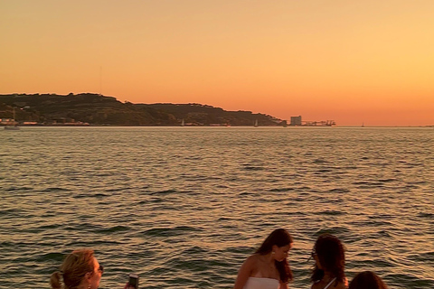 Lisbon: 2h Private Luxury Sunset Cruise with Welcome Drink Lisbon: Private 2h Sunset Cruise with Welcome Drink