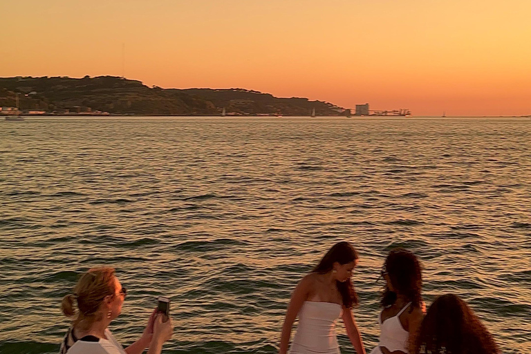 Lisbon: 2h Private Luxury Sunset Cruise with Welcome Drink Lisbon: Private 2h Sunset Cruise with Welcome Drink