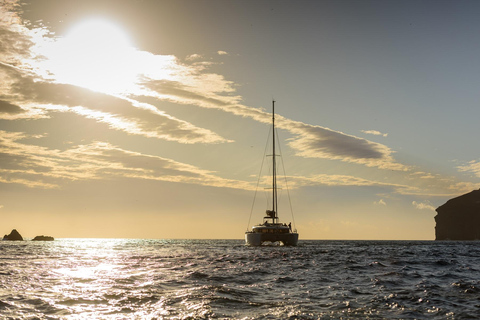 Crociera privata in catamarano a Santorini con BBQ e drink