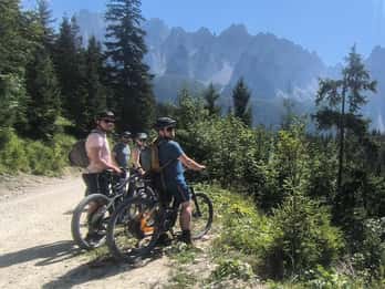 Salzkammergut: Geführte E-Bike Tour auf die Almen in Gosau und Hallstatt