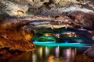 Valencia: Tour durch die Höhlen von San José & Tagestour zu einem Sommerwasserfall